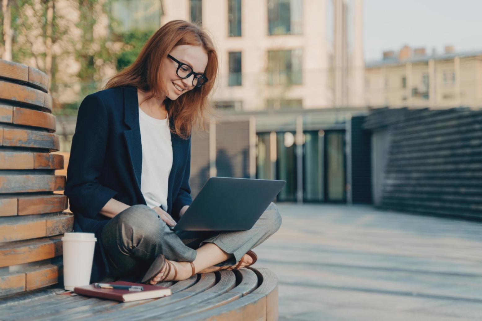 Espace de travail collaboratif où notre équipe accompagne les clients dans leur gestion budgétaire